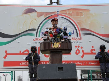 (Foto de ARCHIVO) December 15, 2023, SANAA, Sanaa, Yemen: Houthi military spokesman Yahya Saree speek at the Demonstration..Yemen's Iran-backed Houthi claimed they fired missiles at two ships in the Red Sea on Friday, as part of their campaign to pressure Israel over its war with Hamas..''Container ships MSC PALATIUM and MSC ALANYA were targeted by two naval missiles as they were heading toward the Israeli entity,'' Houthi military spokesman Yahya Saree said at the Demonstration. Europa Pre...