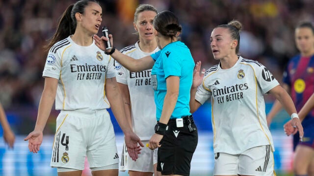 BARCELONA, 02/04/2026.- Varias jugadoras del Real Madrid protestan una decisi&oacute;n arbitral este jueves durante el encuentro correspondiente a la vuelta de los cuartos de final de la Champions femenina, disputado entre el FC Barcelona y el Real Madrid en el Camp Nou de Barcelona. EFE/ Enric Fontcuberta 