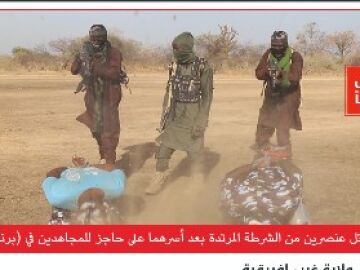 Dos de las v&iacute;ctimas son acribilladas a balazos en el suelo