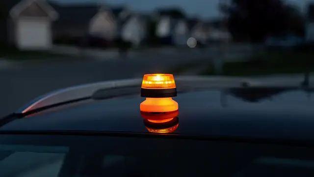 La baliza Brosstall V16 sale hoy más a cuenta que seguir con triángulos antiguos, sobre todo ahora que baja un 32% y evita sustos La baliza Brosstall V16 sale hoy más a cuenta que seguir con triángulos antiguos, sobre todo ahora que baja un 32% y evita sustos