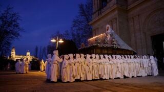 El Cristo del Amor y de la Paz recorre Salamanca desde el Arrabal hasta la catedral