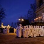 El Cristo del Amor y de la Paz recorre Salamanca desde el Arrabal hasta la catedral