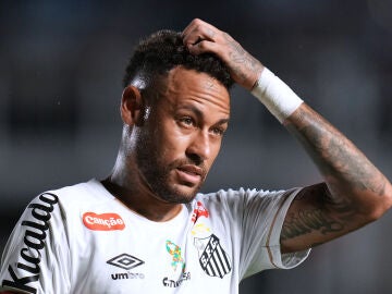 Santos' Neymar reacts during a Brazilian soccer league match against Remo in Santos, Brazil, Thursday, April 2, 2026. (AP Photo/Andre Penner)