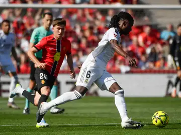 RCD Mallorca - Real Madrid PALMA DE MALLORCA (ISLAS BALEARES), 04/04/2026.- El centrocampista del Mallorca Pablo Torre disputa un balón ante el centrocampista francés del Real Madrid Eduardo Camavinga (d) durante el partido de la jornada 30 de LaLiga EA Sports, que disputan el RCD Mallorca y el Real Madrid este sábado, en Son Moix, Palma de Mallorca. EFE/ Miquel A. Borràs