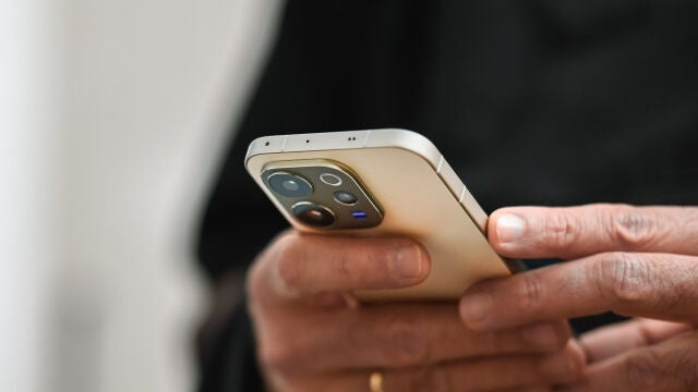 El vivo V70 5G es uno de los m&oacute;viles m&aacute;s bonitos del mercado / Fotograf&iacute;a: Elisa Pi&ntilde;&oacute;n