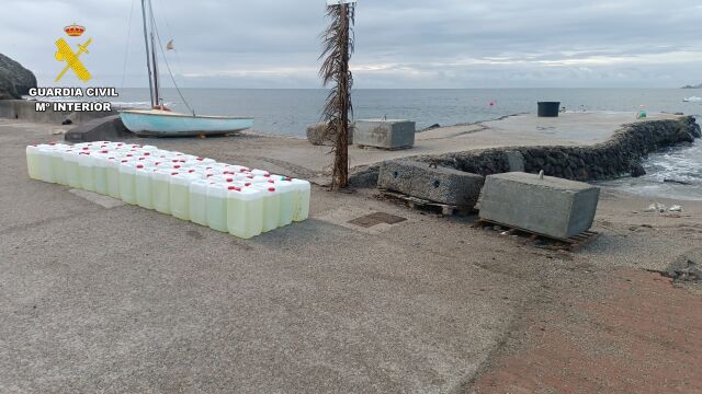 Garrafas de gasolina interceptadas por la Guardia Civil.