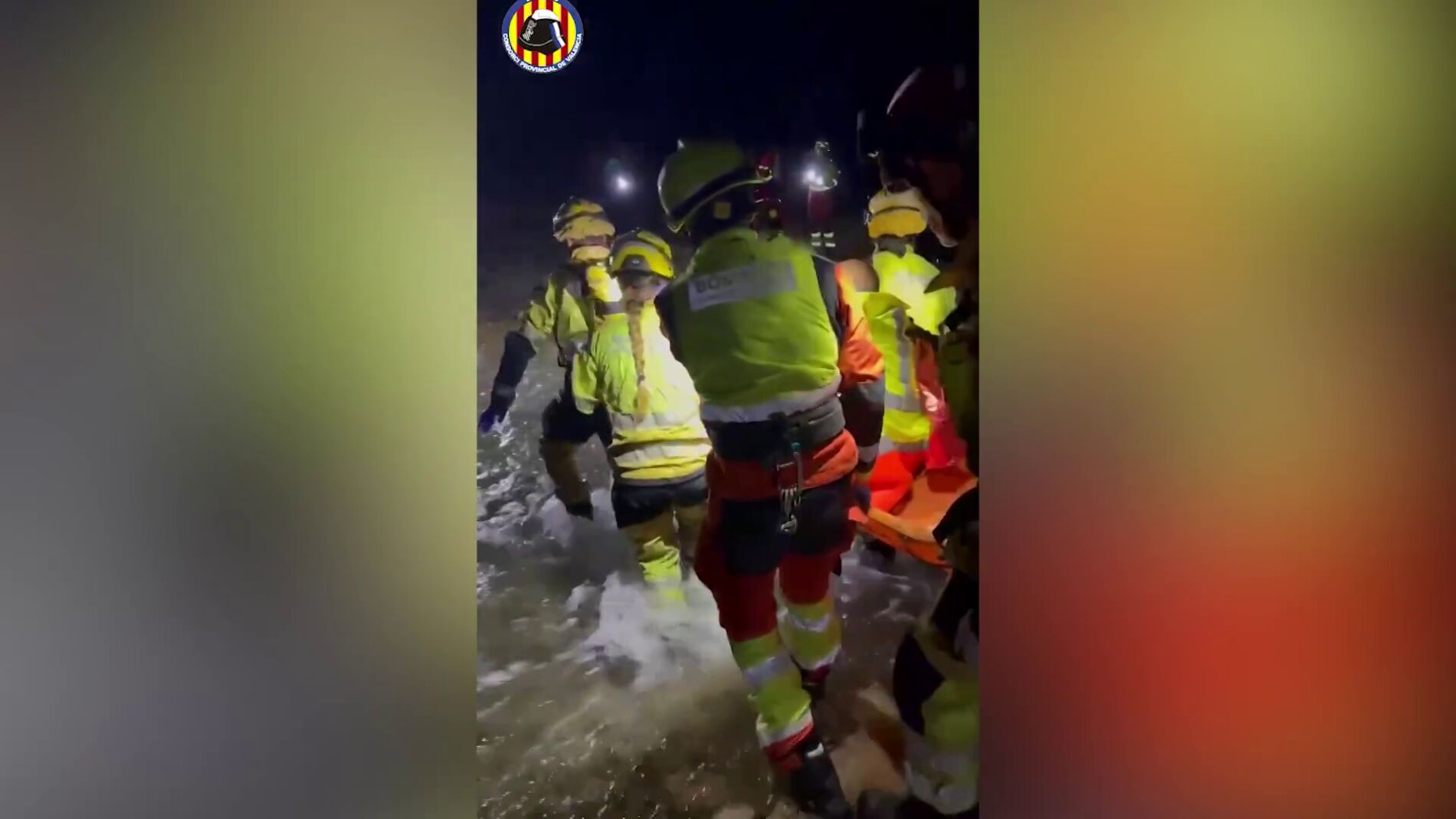 Los bomberos rescatan a un hombre que cayó por un barranco y se clavó una hoz en Sot de Chera (Valencia)