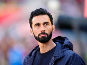 Real Madrid's head coach Alvaro Arbeloa watchs during a La Liga soccer match between Mallorca and Real Madrid in Palma de Mallorca, Spain, Saturday, April 4, 2026. (AP Photo/Jose Breton)