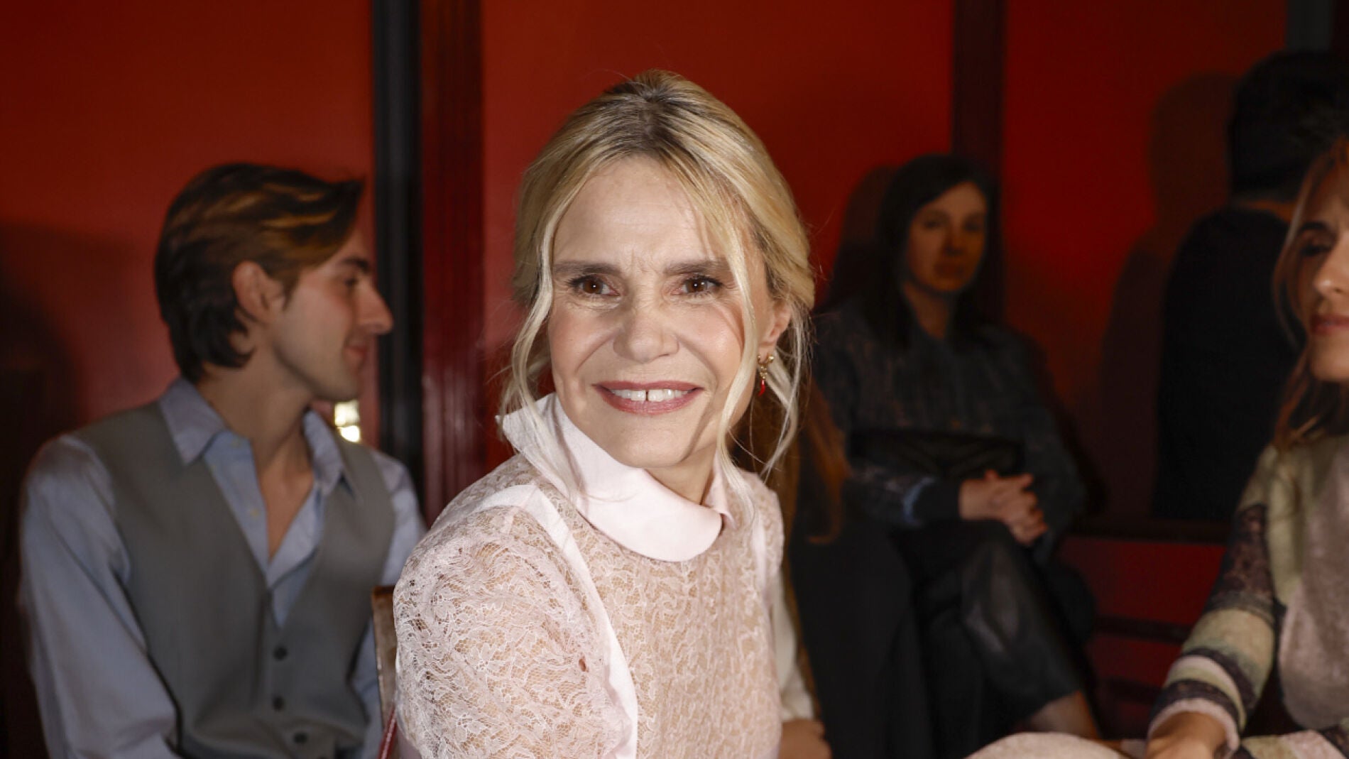 Eugenia Martínez de Irujo demuestra por qué es la musa bohemia por excelencia con chaleco parisino y vaqueros muy anchos