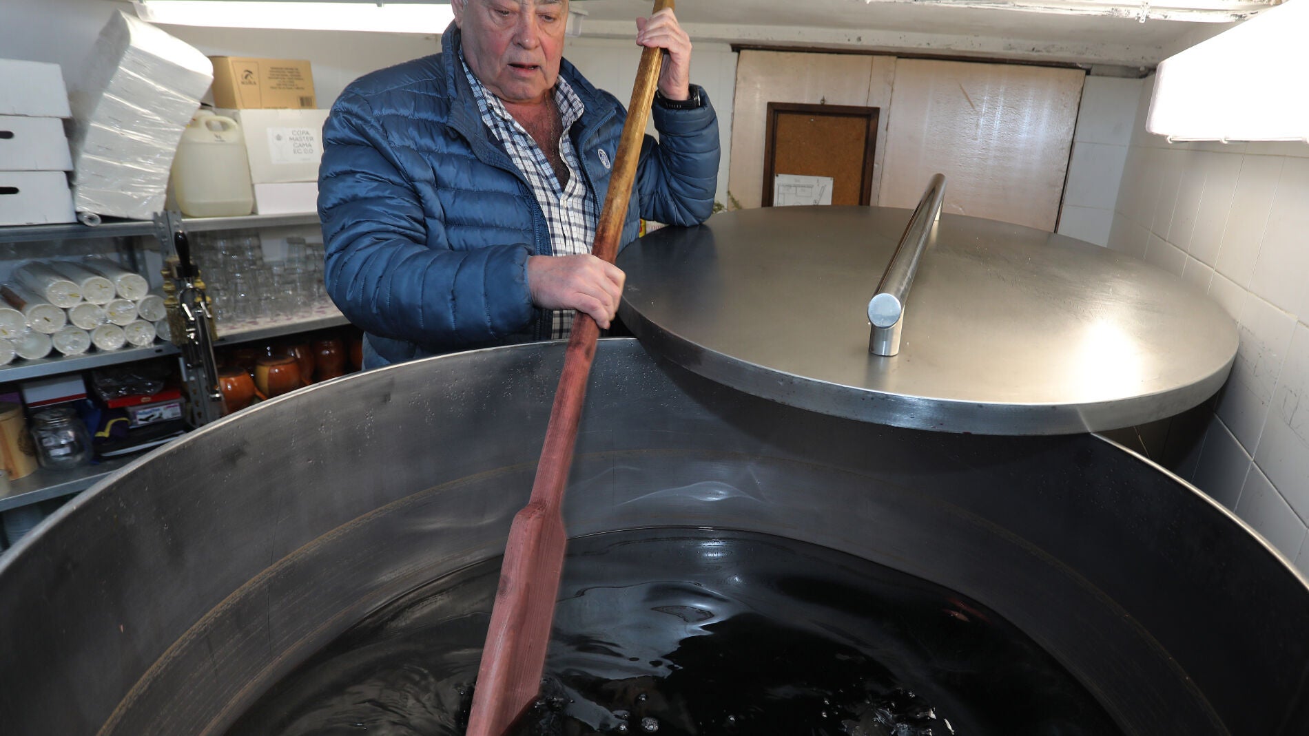 El guardián de la limonada mantiene viva la tradición, la paciencia y la hermandad en la bodega nazarena de Palencia