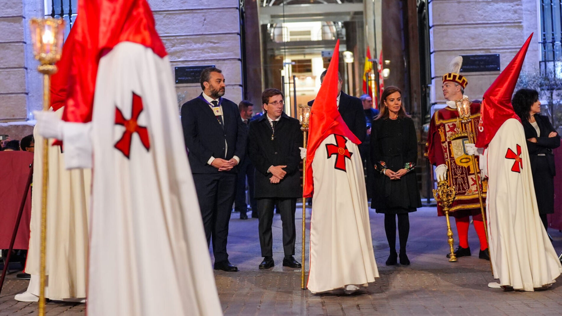 Almeida preside el primer acto de veneración del Lignum Crucis en la Puerta del Sol