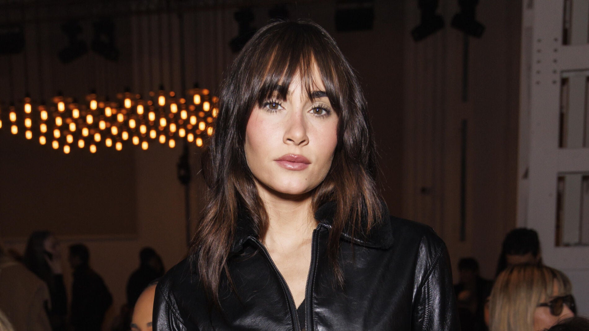 Aitana pasa por el confesionario de Rosalía con el cárdigan corto de Miu Miu de 1.250 euros que ya es viral