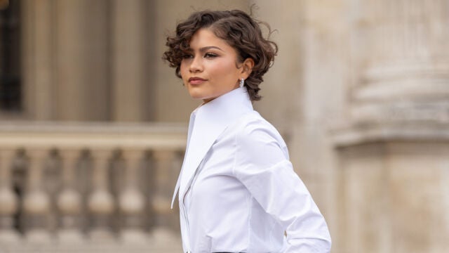 Zendaya con vestido blanco.
