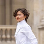 Zendaya con vestido blanco.
