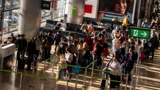 Pasajeros en el Aeropuerto de Madrid Barajas. David Jar 