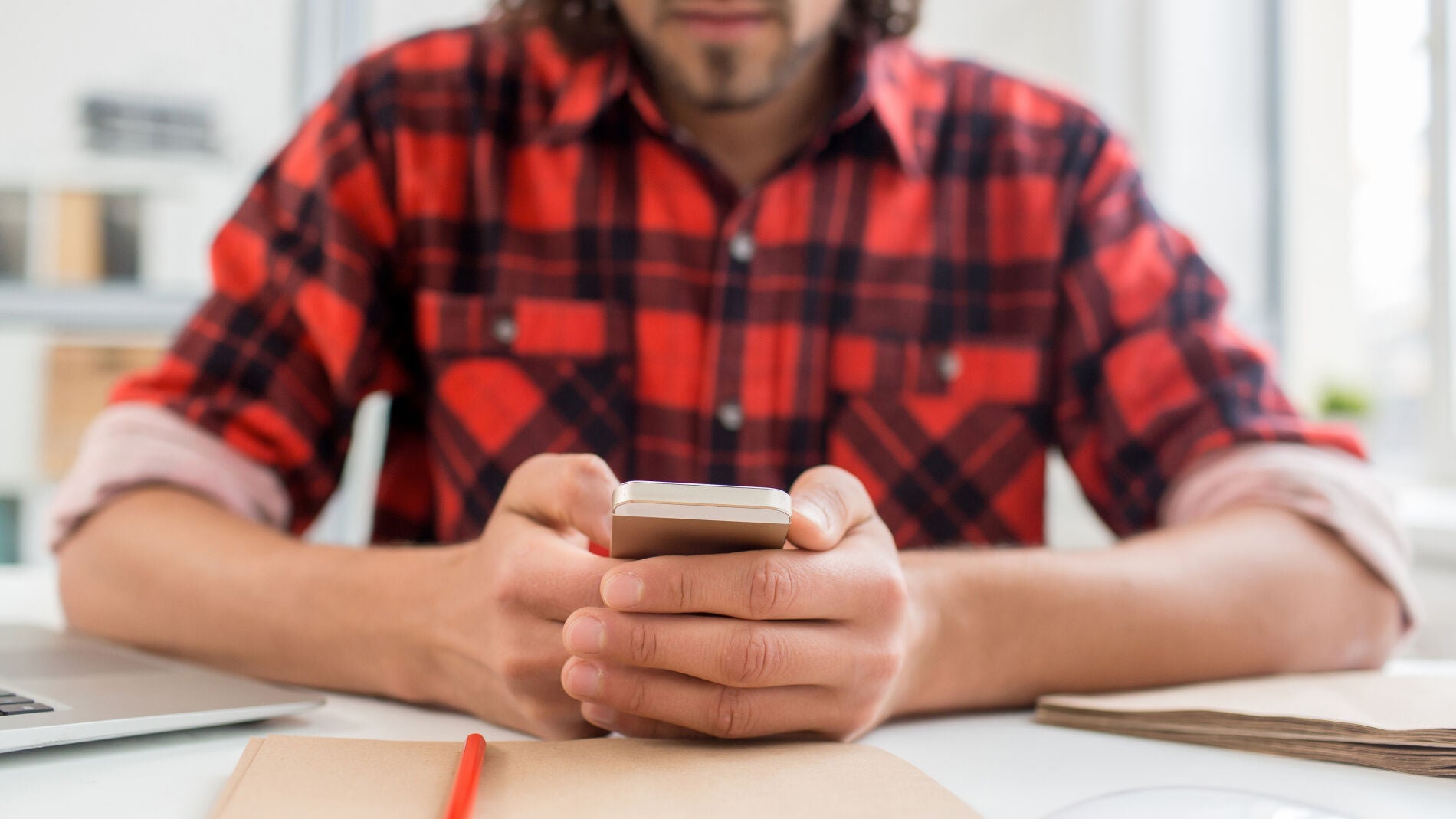 La psicología explica por qué hay personas que prefieren enviar mensajes a llamar por teléfono