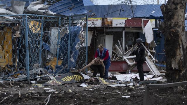 Ucrania.- Al menos cinco muertos y una decena de heridos en una nueva jornada de ataques cruzados entre Rusia y Ucrania