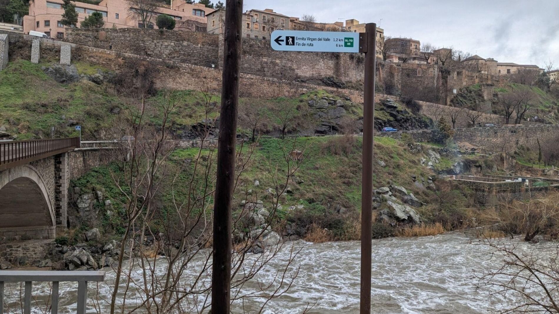 Toledo se blinda ante un temporal de lluvia y viento que ya deja parques cerrados, árboles caídos y cincuenta socavones
