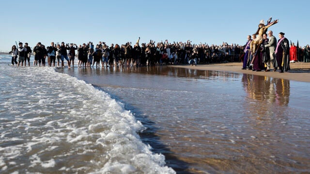 Encuentro de los Cristos durante el Viernes Santo en la Semana Santa Marinera de Valencia