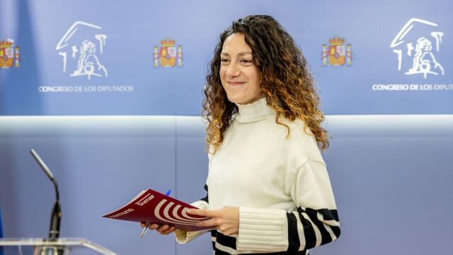 La diputada de Sumar, Aina Vidal, durante una rueda de prensa, en el Congreso de los Diputados