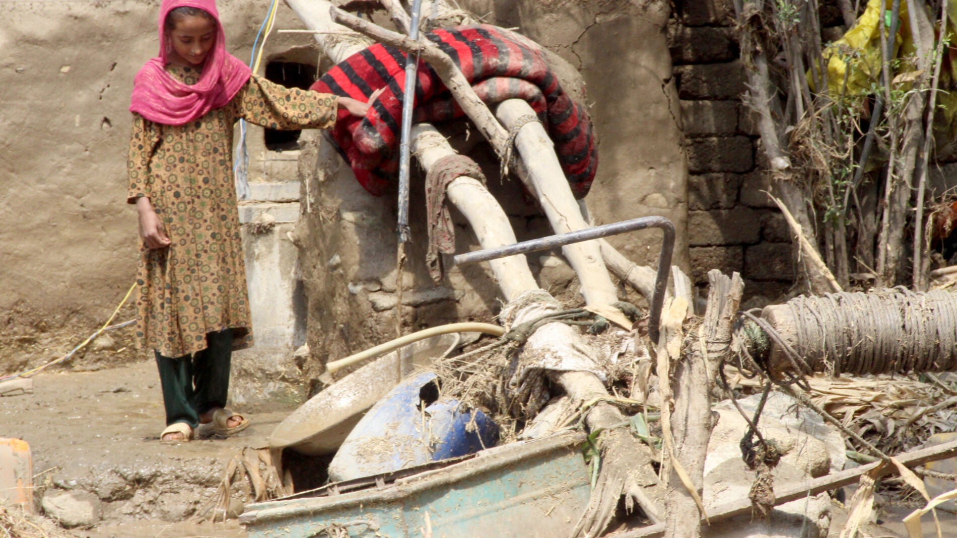 Al menos 61 muertos y 119 heridos por lluvias en Afganistán y ocho muertos por un terremoto
