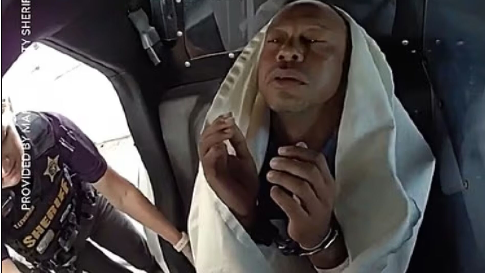 Tiger Woods huye de Estados Unidos y se filtran nuevas fotos policiales