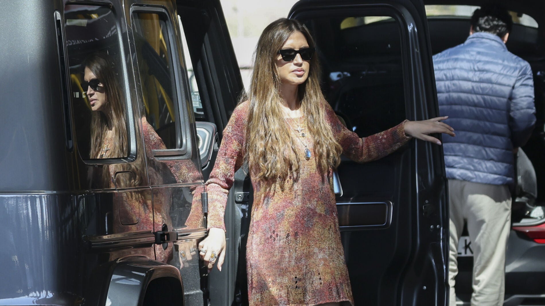 Sara Carbonero ya ha estrenado el vestido de punto más bonito de la primavera y lo combina con botas altas
