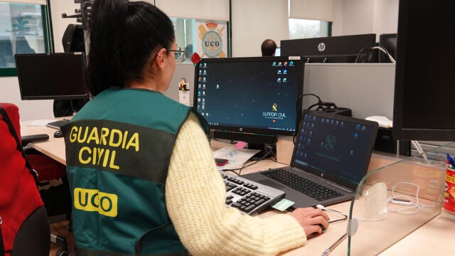 MADRID, 04/04/2026.- "Material muy, muy duro, tremendamente sensible y emocionalmente muy impactante". Con esto trabajan los agentes de la Guardia Civil que persiguen la pornograf&iacute;a infantil y a quienes se les somete a un protocolo de asistencia psicol&oacute;gica, una "coraza" para sobrellevar el visionado de las terribles im&aacute;genes que los depredadores comparten en la red. EFE/ Guardia Civil SOLO USO EDITORIAL/SOLO DISPONIBLE PARA ILUSTRAR LA NOTICIA QUE ACOMPA&Ntilde;A (CR&Eacute;DITO OBLIGATORIO) 