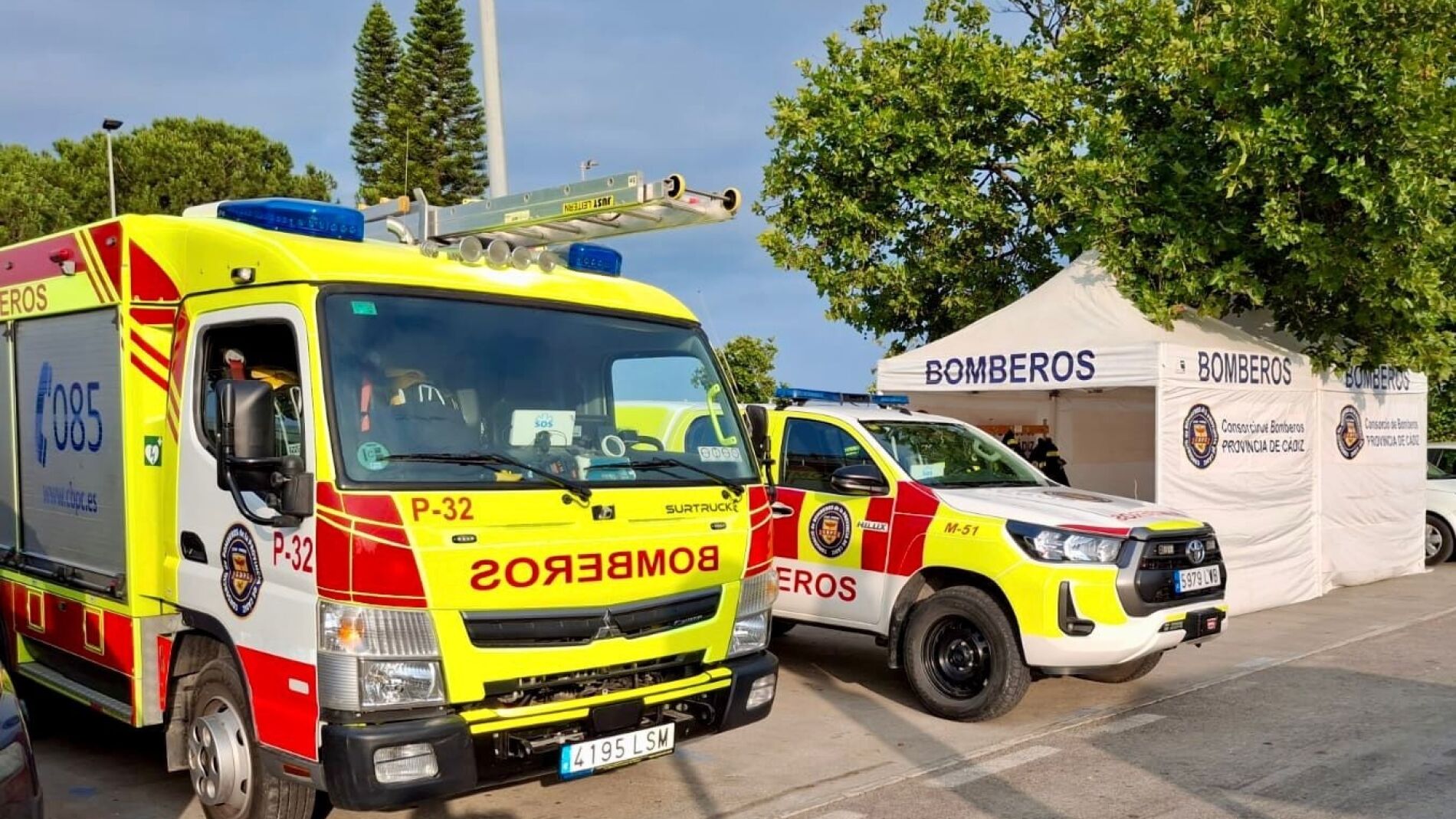 Desalojados cerca de 40 vecinos de un bloque tras un incendio en un piso en Algeciras
