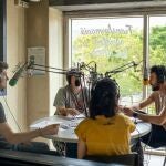 J&oacute;venes participando en una actividad de podcast