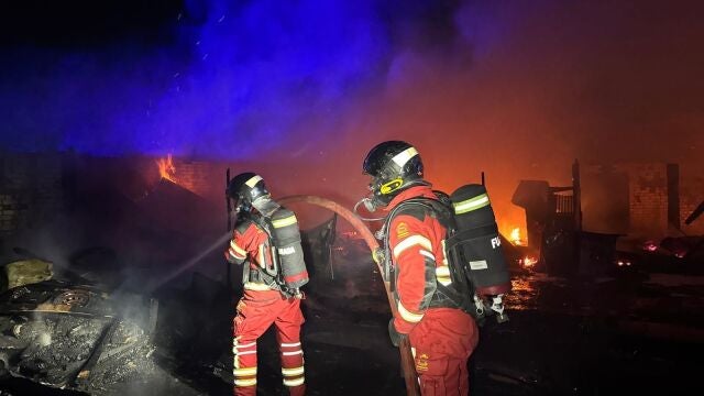 Bomberos de la Comunidad de Madrid sofocan un incendio en siete infraviviendas de Fuenlabrada esta madrugada REMITIDA / HANDOUT por 112 COMUNIDAD DE MADRID Fotograf&iacute;a remitida a medios de comunicaci&oacute;n exclusivamente para ilustrar la noticia a la que hace referencia la imagen, y citando la procedencia de la imagen en la firma 04/04/2026