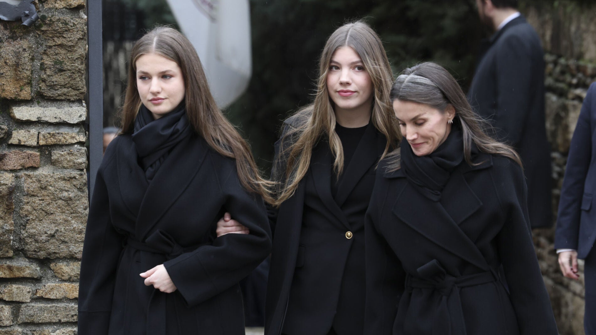 Letizia, Leonor y Sofía en Carabanchel: la inesperada aparición de Viernes Santo con tres looks de entretiempo muy copiables