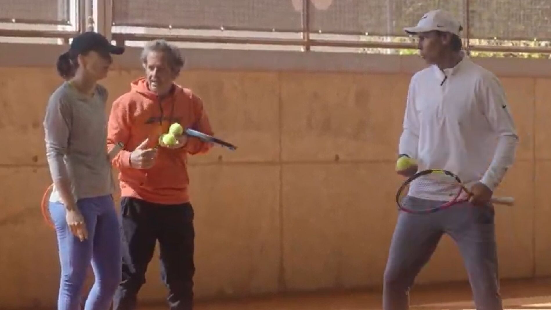 El vídeo de Nadal de nuevo jugando... Para aconsejar a Swiatek