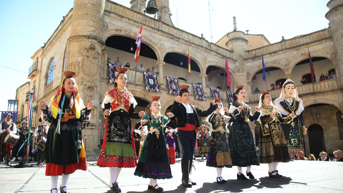 Ciudad Rodrigo (Salamanca) se rinde al folclore y la tradición en una multitudinaria fiesta de La Charrada