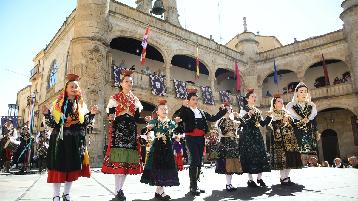 Ciudad Rodrigo (Salamanca) se rinde al folclore y la tradición en una multitudinaria fiesta de La Charrada