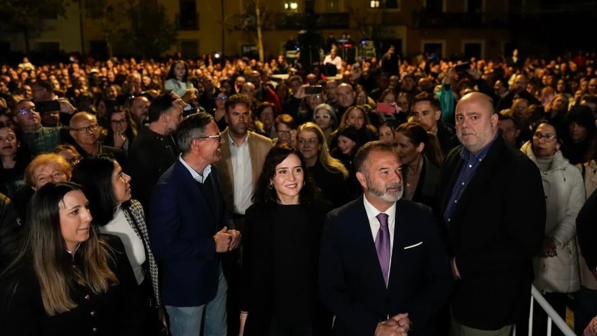 El look más casual de Ayuso en la Semana Santa 2026: vaqueros y abrigo negro en la Pasión de Daganzo de Arriba