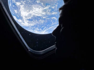 AME527. LOS &Aacute;NGELES (ESTADOS UNIDOS), 04/04/2026.- Fotograf&iacute;a tomada de la cuenta oficial en X del astronauta Reid Wiseman (@astro_reid) que muestra un imagen de Wiseman desde la capsula Ori&oacute;n. Los cuatro astronautas de la misi&oacute;n Artemis II han logrado dormir "de maravilla&rdquo; a pesar de que la c&aacute;psula que los lleva en su viaje hist&oacute;rico apenas tiene cinco metros de di&aacute;metro y ha obligado a dormir a algunos como lo hacen los murci&eacute;lagos. EFE/ @astro_reid /SOLO USO EDITORIAL/ NO VENTAS/ SOLO DISP...