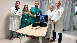 Profesionales de la Unidad de Cadera del servicio de Cirug&iacute;a Ortop&eacute;dica y Traumatolog&iacute;a del Complejo Hospitalario Universitario de Toledo. REMITIDA / HANDOUT por JCCM Fotograf&iacute;a remitida a medios de comunicaci&oacute;n exclusivamente para ilustrar la noticia a la que hace referencia la imagen, y citando la procedencia de la imagen en la firma 05/04/2026