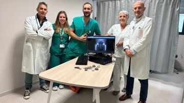 Profesionales de la Unidad de Cadera del servicio de Cirug&iacute;a Ortop&eacute;dica y Traumatolog&iacute;a del Complejo Hospitalario Universitario de Toledo. REMITIDA / HANDOUT por JCCM Fotograf&iacute;a remitida a medios de comunicaci&oacute;n exclusivamente para ilustrar la noticia a la que hace referencia la imagen, y citando la procedencia de la imagen en la firma 05/04/2026