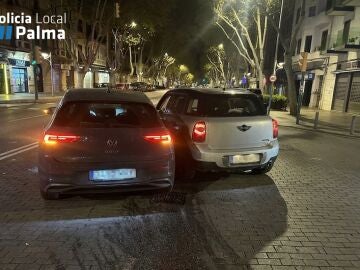 Imagen de los dos coches accidentados en la calle 31 de Desembre. REMITIDA / HANDOUT por POLIC&Iacute;A LOCAL DE PALMA Fotograf&iacute;a remitida a medios de comunicaci&oacute;n exclusivamente para ilustrar la noticia a la que hace referencia la imagen, y citando la procedencia de la imagen en la firma 05/04/2026