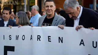 Otegi aboga en Pamplona por dar un "paso cualitativo" hacia "la República Vasca" GRAFCAV1756. PAMPLONA, 05/04/2026.- EH Bildu ha celebrado este domingo en Pamplona el Aberri Eguna (Día de la Patria Vasca) con una manifestación en la que han participado miles de personas y un posterior acto político en Antoniutti, donde su secretario general, Arnaldo Otegi (2d), ha abogado por dar "un paso cualitativo" hacia la "República Vasca". EFE/Villar López