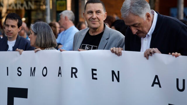 GRAFCAV1756. PAMPLONA, 05/04/2026.- EH Bildu ha celebrado este domingo en Pamplona el Aberri Eguna (D&iacute;a de la Patria Vasca) con una manifestaci&oacute;n en la que han participado miles de personas y un posterior acto pol&iacute;tico en Antoniutti, donde su secretario general, Arnaldo Otegi (2d), ha abogado por dar "un paso cualitativo" hacia la "Rep&uacute;blica Vasca". EFE/Villar L&oacute;pez 