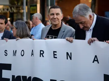 Otegi aboga en Pamplona por dar un "paso cualitativo" hacia "la República Vasca" GRAFCAV1756. PAMPLONA, 05/04/2026.- EH Bildu ha celebrado este domingo en Pamplona el Aberri Eguna (Día de la Patria Vasca) con una manifestación en la que han participado miles de personas y un posterior acto político en Antoniutti, donde su secretario general, Arnaldo Otegi (2d), ha abogado por dar "un paso cualitativo" hacia la "República Vasca". EFE/Villar López