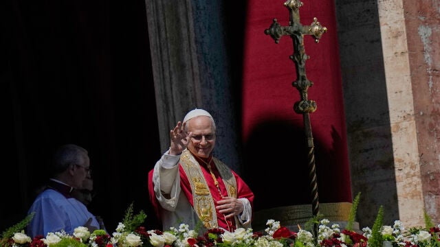 El Papa Le&oacute;n XIV, en la logia central de la Bas&iacute;lica de San Pedro, durante la bendici&oacute;n Urbi et orbi