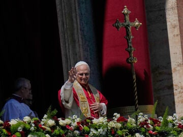 El Papa Le&oacute;n XIV, en la logia central de la Bas&iacute;lica de San Pedro, durante la bendici&oacute;n Urbi et orbi