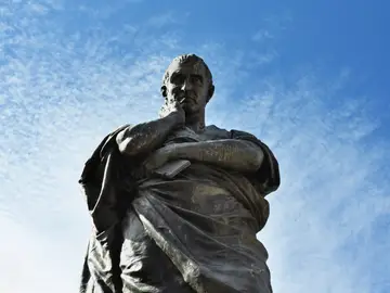 Estatua del poeta romano Ovidio. Estatua del poeta romano Ovidio.