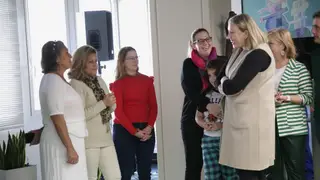Isabel Blanco junto con familias que se han implantado en la provincia de Zamora Isabel Blanco junto con familias que se han implantado en la provincia de Zamora