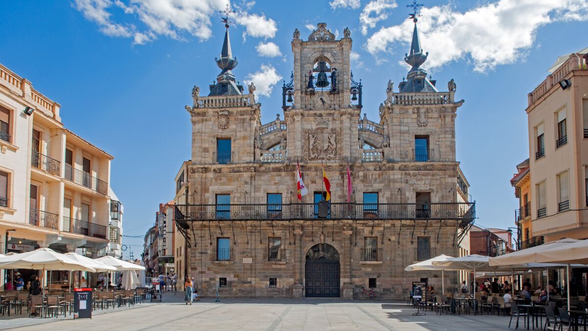 Astorga (León) exige al Comisionado para el Corredor Atlántico “coordinación y apoyo a los proyectos ferroviarios”