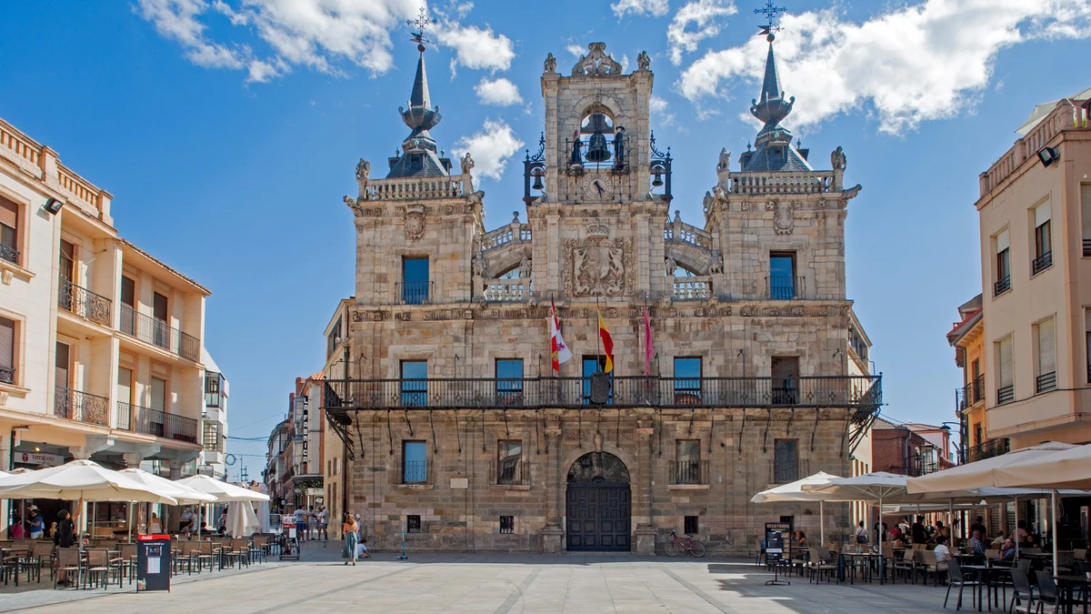 Astorga (León) exige al Comisionado para el Corredor Atlántico “coordinación y apoyo a los proyectos ferroviarios”