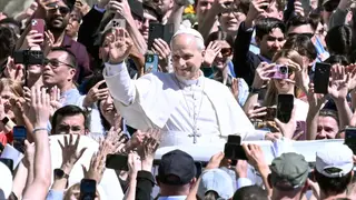 León XIV saluda este Domingo de Pascua a la multitud en el papamóvil León XIV saluda este Domingo de Pascua a la multitud en el papamóvil